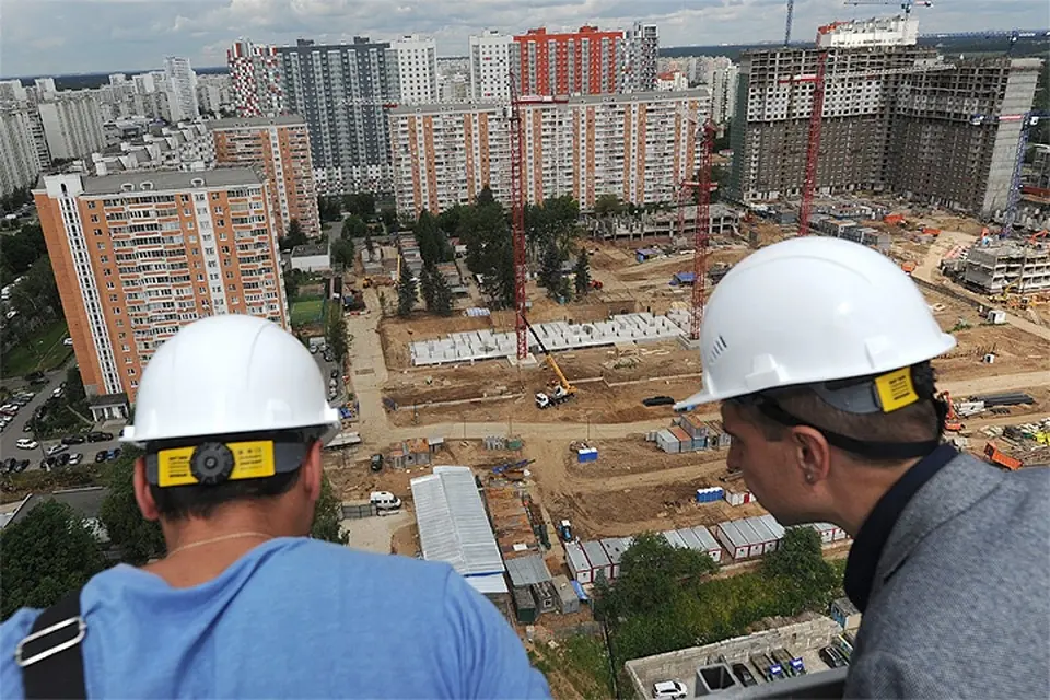 At what stage of construction is it more profitable to buy an apartment in a new building and by how much